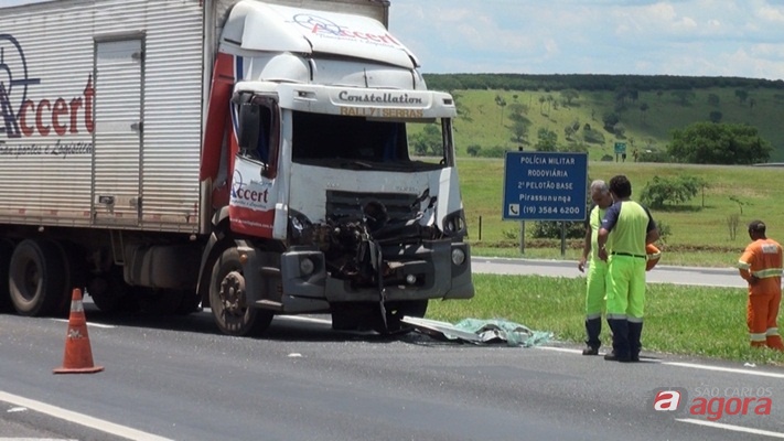 Colisão entre dois caminhões deixa motorista ferido em Santa Rita do Passa Quatro (Foto: Osni Martins) -