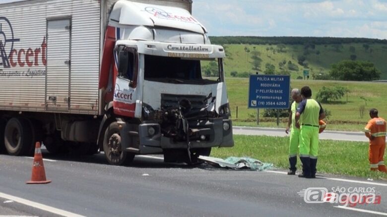 Colisão entre dois caminhões deixa motorista ferido em Santa Rita do Passa Quatro (Foto: Osni Martins) - 