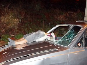 Homem de 45 anos morreu na hora após ser atingido pelo carro do acusado. -