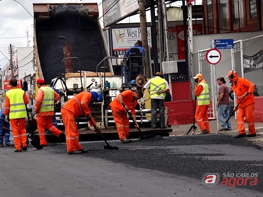 Recape na Avenida São Carlos. (Foto: Milton Rogério / SCA) -