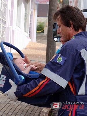 Funcionário do SAMU presta atendimento ao bebê envolvido no acidente. (foto Luciano Lopes). -