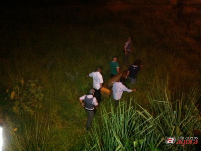 Corpo da funcionária pública é levado ao IML de Araraquara. (foto Araraquara.com) -