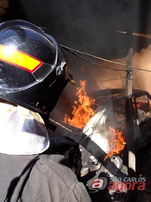 Bombeiro combate as chamas no veículo. (foto: Milton Rogério). -