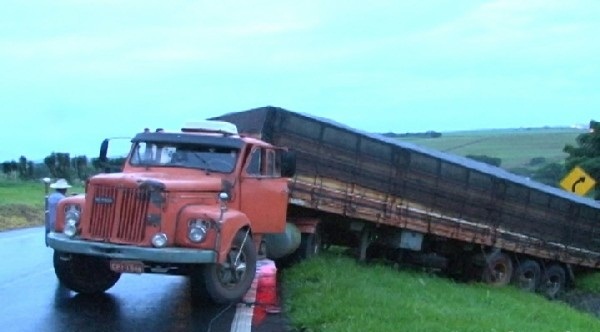 Carreta derrapa, para no canteiro central da Washington Luis e causa congestionamento. (Foto colaboração: Saiba Já). -