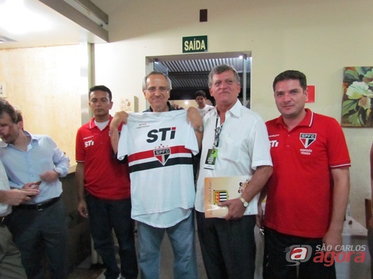 Prefeito Paulo Altomani recebe camisa do São paulo Futebol Clube. (Foto: Tiago da Mata / SCA) -
