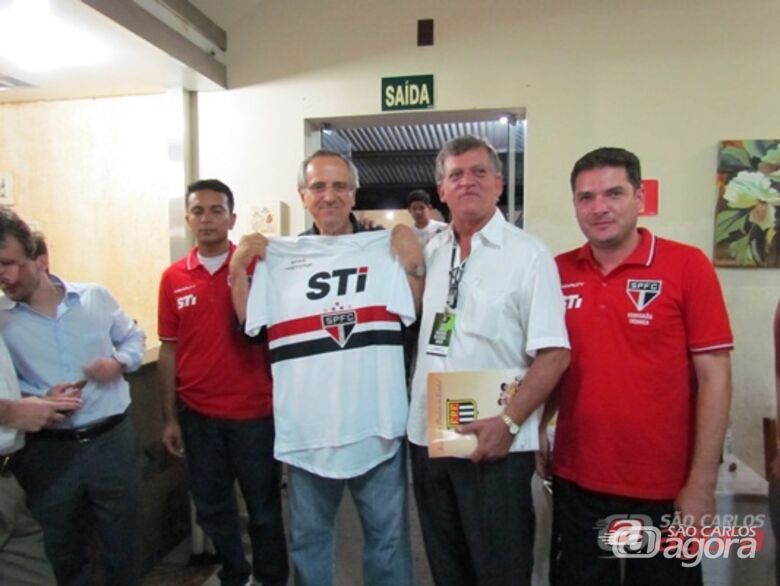 Prefeito Paulo Altomani recebe camisa do São paulo Futebol Clube. (Foto: Tiago da Mata / SCA) - 