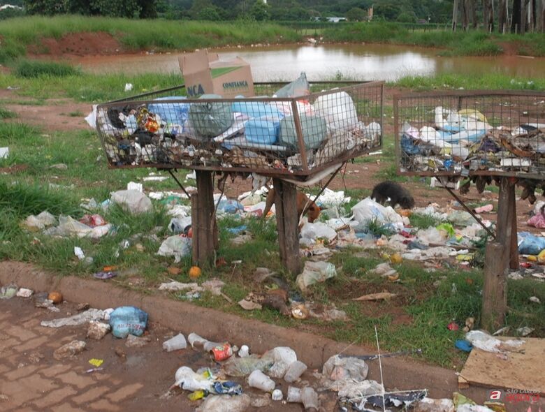 Lagoa formada pelas chuvas no São Carlos 8: vereador Penha aponta riscos à população e quer providências do Executivo -