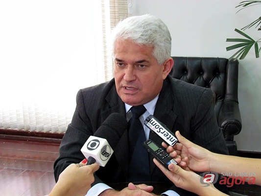 Marquinho Amaral, presidente da Câmara, explica a ação do MP contra Lineu Navarro e Edson Fermiano. (Foto: Tiago da Mata / SCA) -