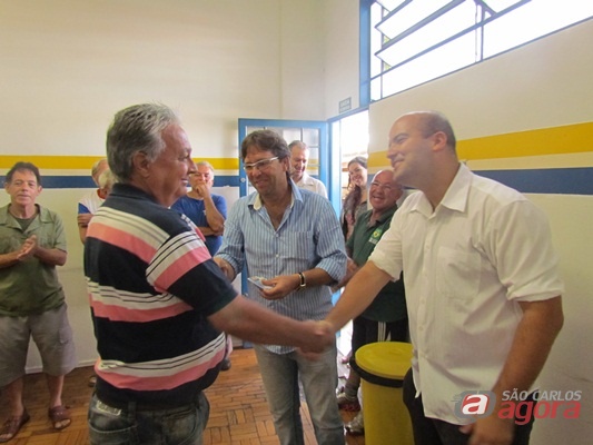Diretoria do São Carlos FC entrega as carteirinhas Velhos Amigos. (Foto: Tiago da Mata / SCA) -