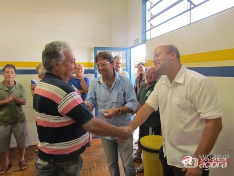 Diretoria do São Carlos FC entrega as carteirinhas Velhos Amigos. (Foto: Tiago da Mata / SCA) - 