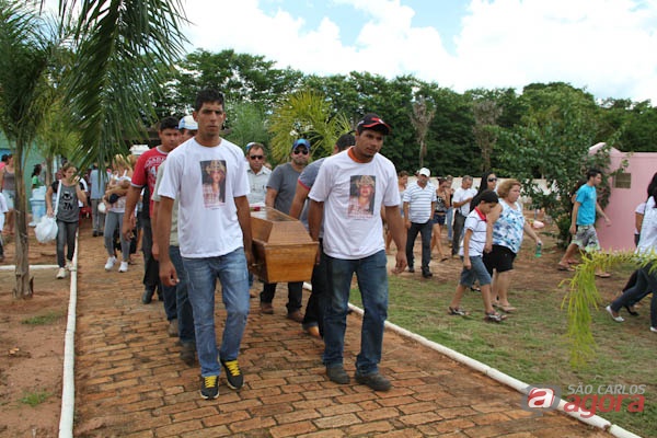Corpo de Maiara foi enterrado na tarde de ontem em Santa Eudóxia. (Mauricio Duch) -