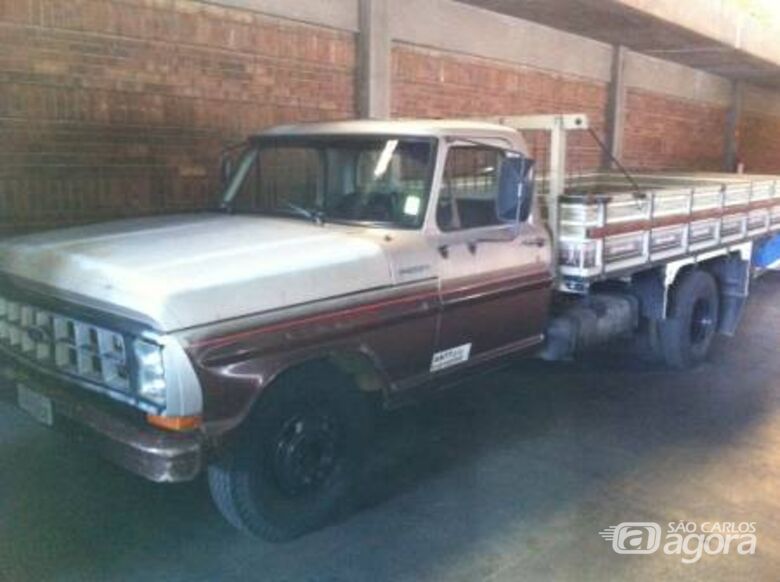 Caminhão roubado é semelhante ao da foto, apenas a carroceria que está na cor cinza. (Foto: Divulgação). - 