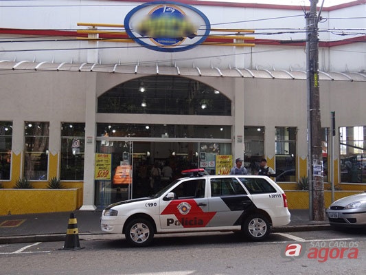 Supermercado é assaltado no Centro (Foto: Milton Rogério) -