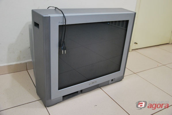 TV é apreendida pela PM (Foto: Vinicius Néo) -