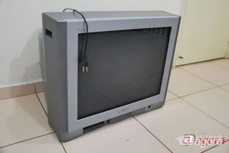 TV é apreendida pela PM (Foto: Vinicius Néo) - 