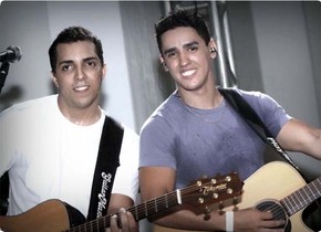 Sertanejo Maxwell (de branco) morre em acidente -