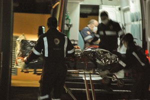 Deiverton chega na Santa Casa de São Carlos após ser baleado. -