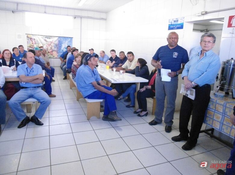 Adail e Pepino durante reunião com os servidores do SAAE tranquilizando-os de que a autarquia não será privatizada (Crédito – Divulgação) -
