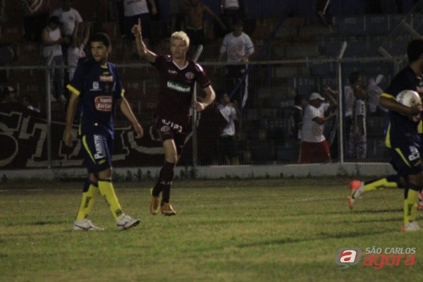 Jogador da Ferroviária comemora o Gol contra o São Carlos. (foto Rodrigo Martarello). -