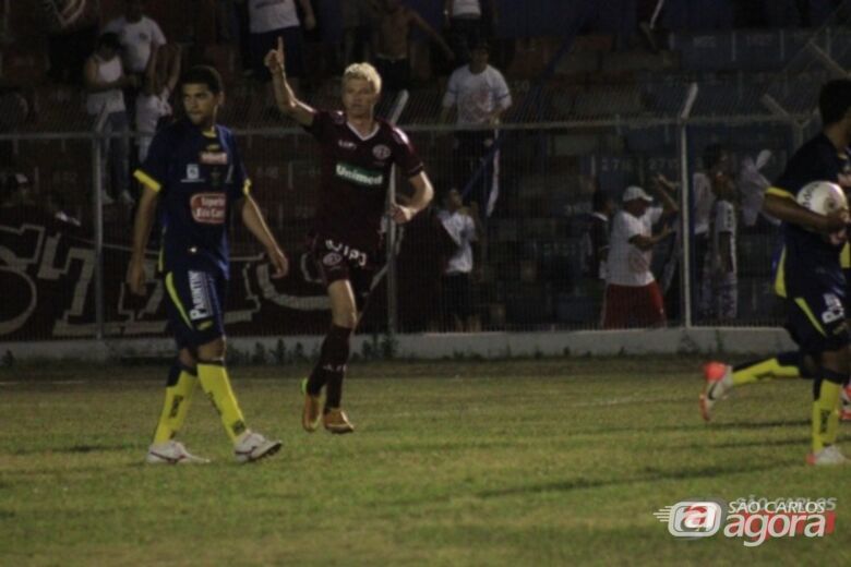 Jogador da Ferroviária comemora o Gol contra o São Carlos. (foto Rodrigo Martarello). - 