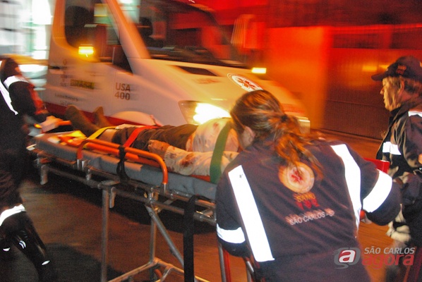 Momento em que o idoso era socorrida pela equipe do Samu. (foto Vinicius Neo). -