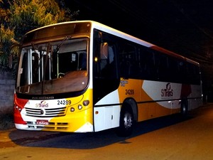 Coletivo é assaltado no Aracy I (Foto: Luciano Lopes) -