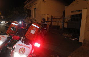 Bombeiros em motos prestaram os primeiros socorros à vítima (Foto: Matheus Urenha / A Cidade). -