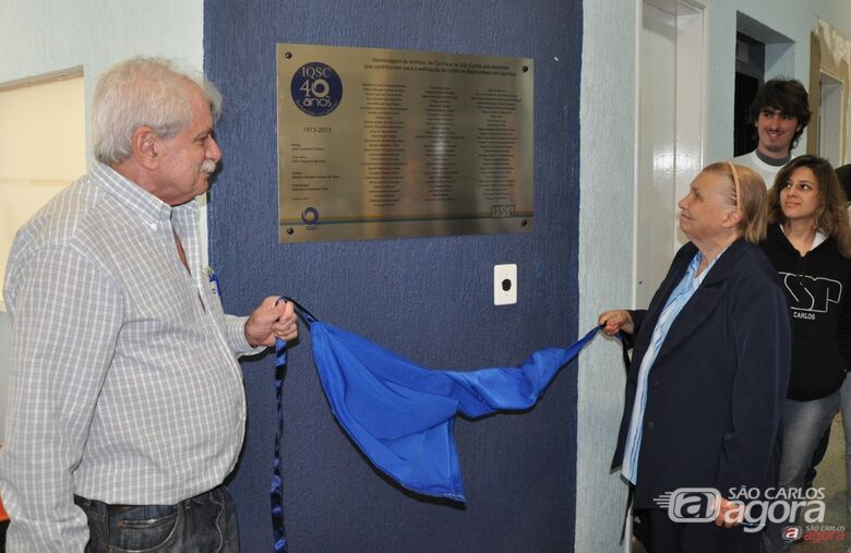 Professores Ernesto Gonzales e Maria Mabel descerram placa em homenagem aos docentes. - 