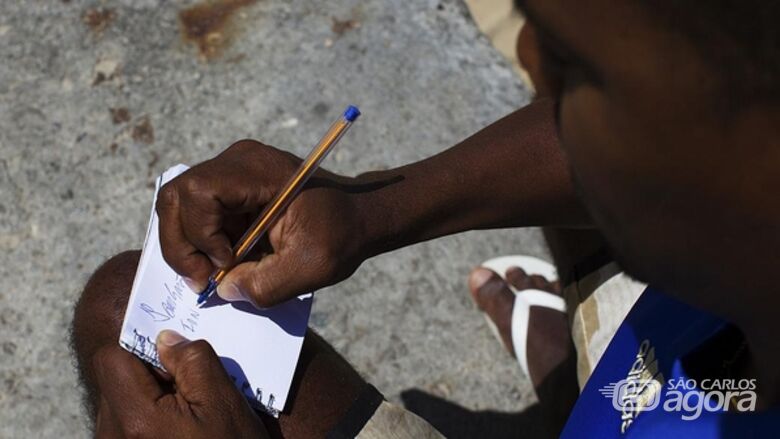 O carioca Ionácio Santana sabe escrever e ler apenas o básico ( Leo Corrêa). - 