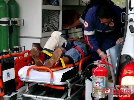 Motociclista sendo socorrido pelo Samu. (foto Milton Rogério) -