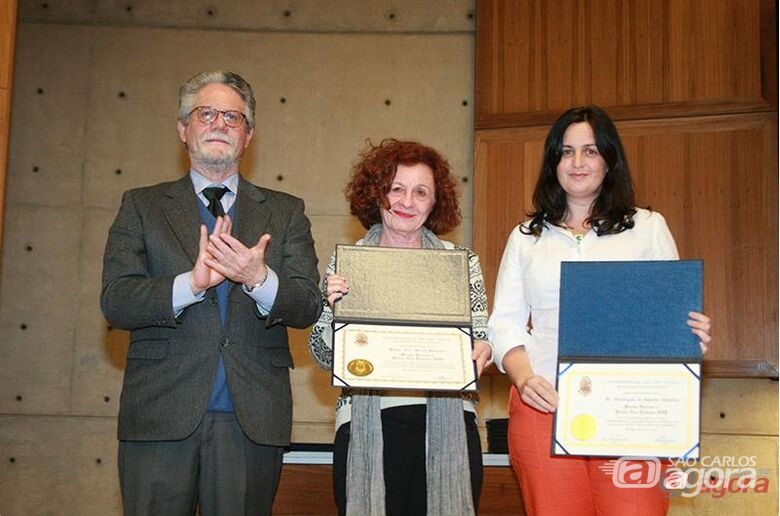 Elisângela Chiquito (dir.) e a orientadora Sarah Feldman (centro): tese defendida no IAU foi premiada pela USP. (Crédito: Divulgação/USP). - 