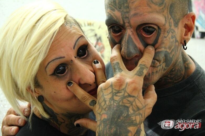Mosquito e Letícia com os olhos tatuados. (Foto: Tiago da Mata / SCA) - 