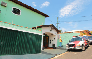 Funcionários da Dise socorreram o colega ferido (Foto: F.L.Piton / A Cidade) -