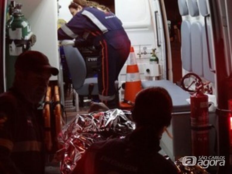 Momento em que a vítima era socorrida pelo Samu. (foto Maycon Maximino) - 