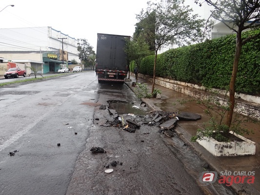 Rocha: buracos e má conservação dos canteiros centrais e entorno da via prejudicam motoristas e pedestres. -