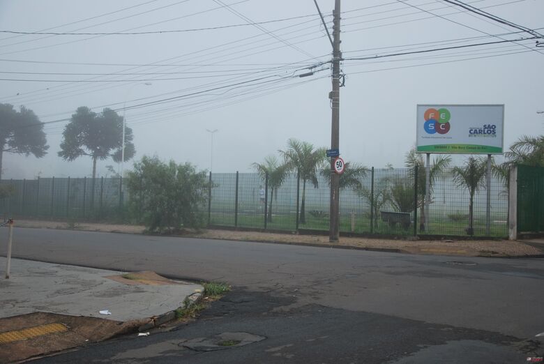 Sexta-feira amanheceu com bastante neblina em São Carlos. -