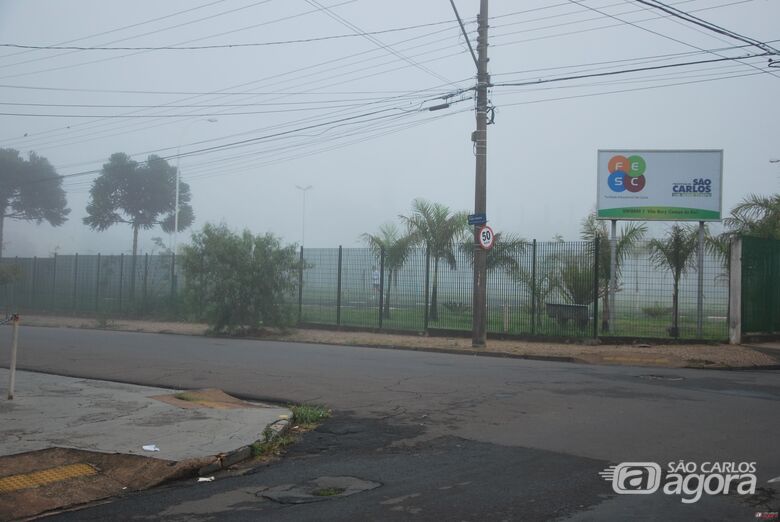 Sexta-feira amanheceu com bastante neblina em São Carlos. - 