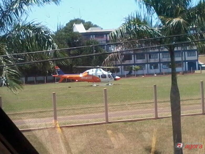Helicóptero pousou na USP para resgatar o empresário. (foto: nternauta/leitor Ubiratan A. Ribeiro/Arquivo Pessoal) - 
