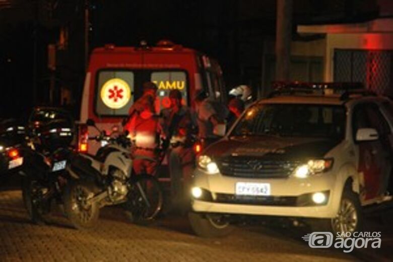 Policiais militares cercam quarteirão onde ocorreu o assalto. - 