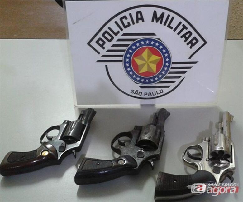 Armas que foram localizadas na residência. (foto: Divulgação). -