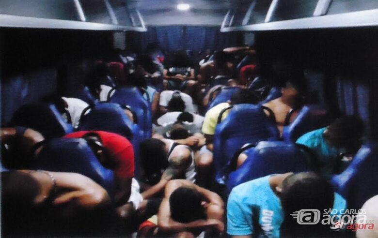 Parte dos integrantes do PCC sendo encaminhados para Delegacia de Polícia -