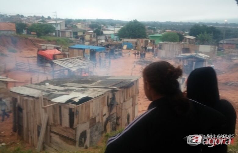 Moradores acompanham reintegração de posse. (foto Vinicius Neo). -