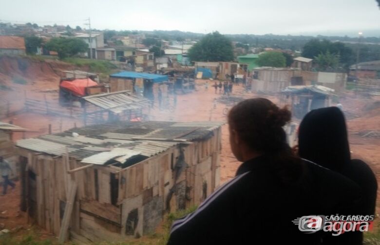 Moradores acompanham reintegração de posse. (foto Vinicius Neo). - 