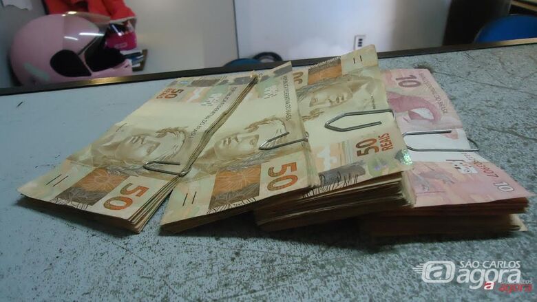 Parte do dinheiro furtado foi recuperado pelos policiais. -