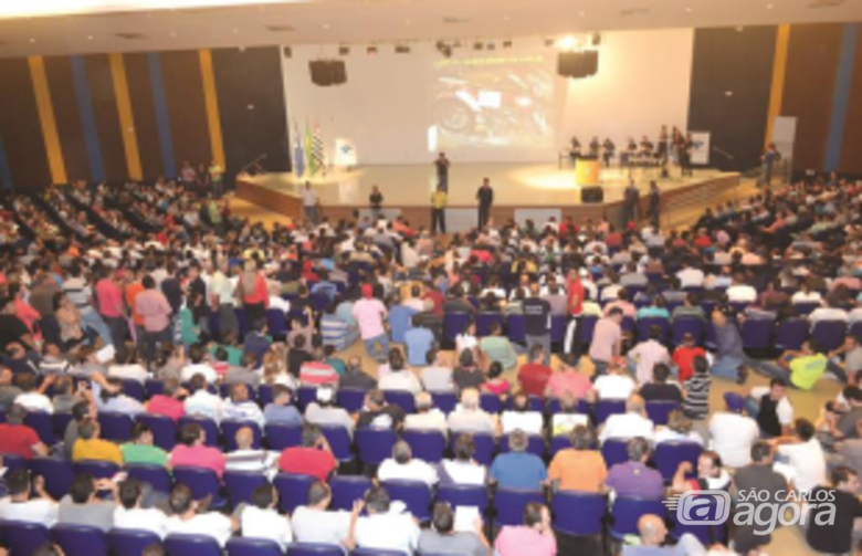 Leilão da Receita lotou, ontem, o Centro de Convenção. Foto Araraquara.com - 