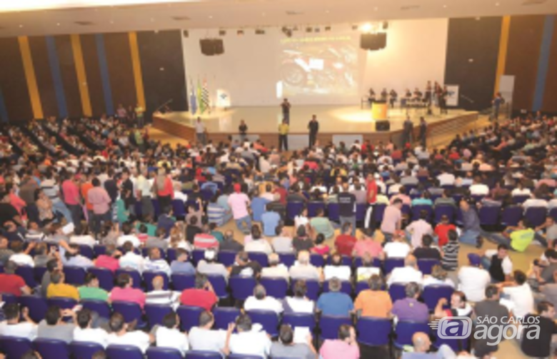 Leilão da Receita lotou, ontem, o Centro de Convenção. Foto Araraquara.com -