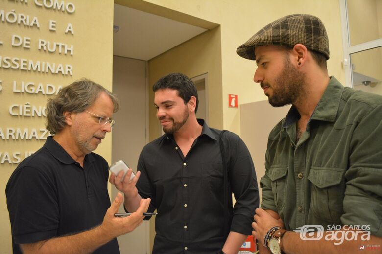 Os fundadores do site Livre Opinião, Vinicius Andrade e Jorge Filholini entrevistam o escritor Mia Couto em São Paulo. - 