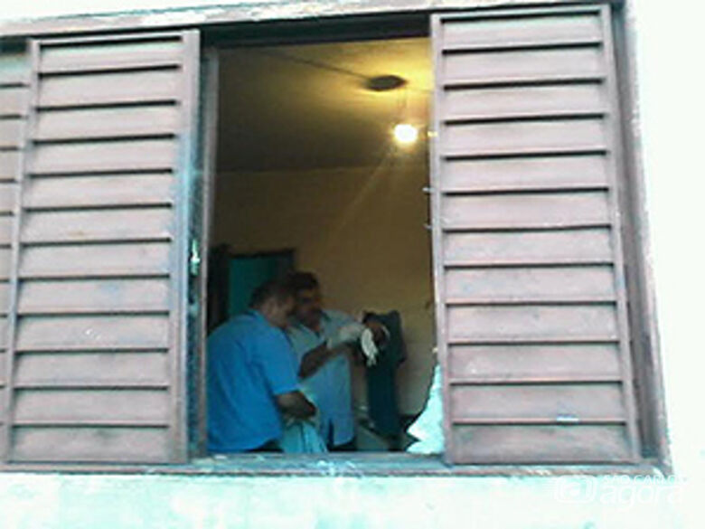 Peritos trabalham no local do crime. (foto Milton Rogério). -