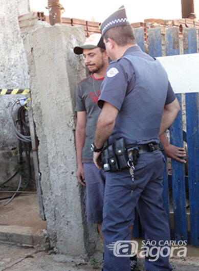 João Carlos conversa com policial militar no dia do crime. (Foto Milton Rogério). - 