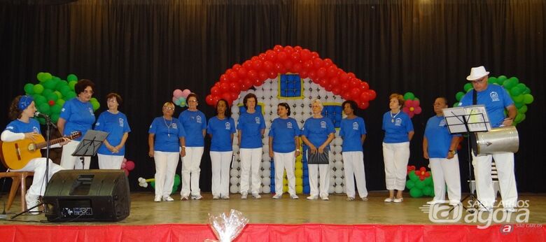 Apresentação do coral da UATI (Universidade Aberta da Terceira Idade) foi uma das atrações da festa -